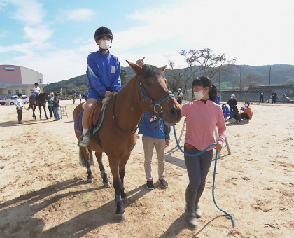 児童が乗馬体験　岡山・吉備中央で引退競走馬とふれあう授業