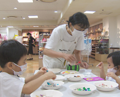 子どもたちがモザイク画に挑戦 岡山高島屋で体験教室【岡山市】