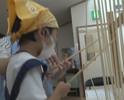 園児ら手延べうどん作りに挑戦／岡山・浅口市のかも川手延素麺が親子招く【岡山・浅口市】