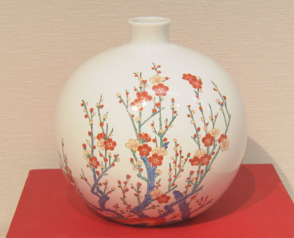 華やかな色絵のつぼや花瓶…／岡山高島屋で十五代酒井田柿右衛門さん個展／６月１２日まで【岡山市】