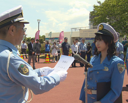 ＳＴＵ４８の沖侑果さん（岡山県出身）が「一日高速隊長」／香川・与島で県警高速隊員を激励【香川】