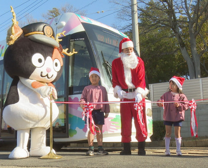 「クリスマス電車」お目見え/岡山電気軌道の東山-岡山駅前間で12月25日まで【岡山市】