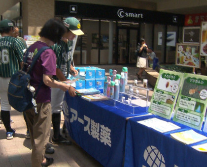 虫除け剤はまんべんなく塗るのが効果的／香川県とアース製薬が高松市内でＰＲイベント【高松市】