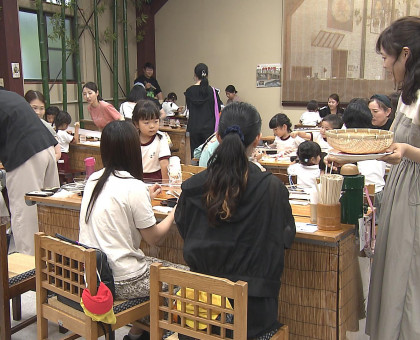 園児が「そうめん流し」に歓声／かも川手延素麺が招待【岡山・浅口市】