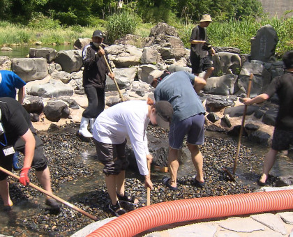 「露天風呂の日」前に「砂湯」を大掃除／真庭市の湯原温泉【岡山】