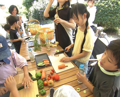井原市で親子が夏野菜の収穫楽しむ／天満屋が体験型家族旅行【岡山市】