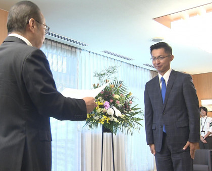 参院選岡山選挙区／自民・小林さんに当選証書【岡山】