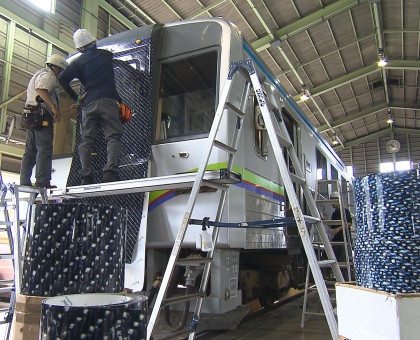 ラッピング車両でデニムをＰＲ／井原鉄道で作業始まる／１０月２６日から運行へ【岡山】