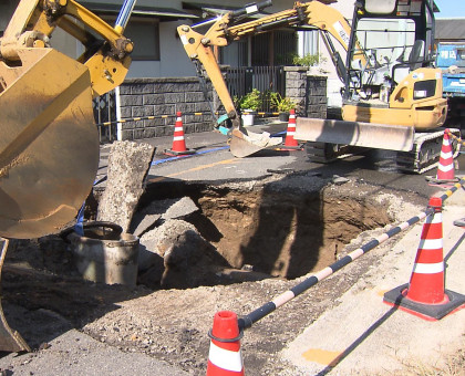 三木町で道路陥没／ごみ収集車の後輪はまる【香川】