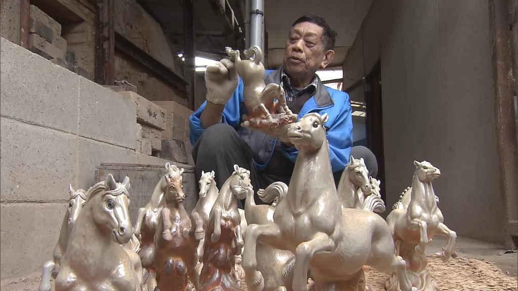 来年のえと・ウマの置物窯出し／木村玉舟さんの白備前【岡山・備前市