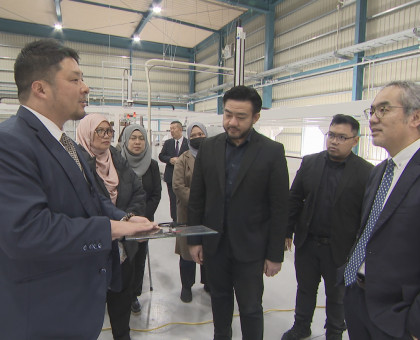 廃棄太陽光パネルを分解・リサイクルするライン見学／マレーシア・サラワク州政府と現地企業の訪日団一行が太陽光発電技術学ぶため来日【岡山】