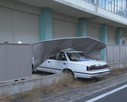 車がフェンス突き破り、高校敷地内に突っ込む／高齢男性が運転【岡山市】