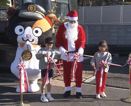 恒例の「クリスマス電車」運行始まる／岡山電気軌道【岡山】