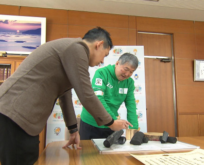 日本刀の鍛錬に欠かせない木炭の生産に取り組む／保存会代表の坪内哲也さんが文化庁長官表彰受賞を瀬戸内市長に報告【岡山】