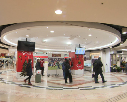 ファジアーノ岡山、初のＪ１挑戦を振り返る写真パネル展／山陽新聞社が写真集発売に合わせて企画／１２月１８日まで、岡山市のハレチカ広場【岡山】