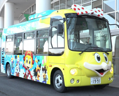 レオマリゾートに新型オリジナルバスお目見え【香川】