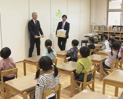 地元のこども園に絵本と紙芝居贈る／岡山市の三幸工務店【岡山】