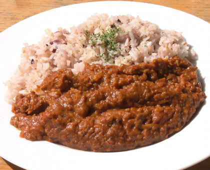 災害時に不足しがちな栄養を摂取できるレトルトカレー商品化へ／山陽学園短大の学生たちが考案【岡山】