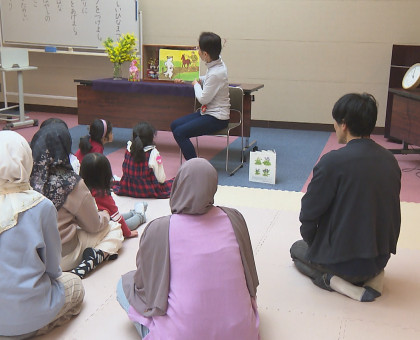 絵本の読み聞かせや歌を通して日本語学ぶ／市民団体「ＩＮＥ」／外国にルーツ持つ親子対象に教室開く【岡山】