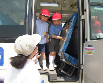 バスの乗降方法や非常口の場所を確認／岡山市内の小学校で教室【岡山】