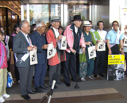 特定健診、毎年受診して／岡山駅前で俳優の八名信夫さんら啓発【岡山】