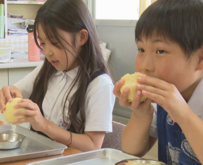 地元特産の白桃味わって／平津小学校で食育授業