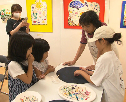 中山忍さんのモザイク画ワークショップスタート／岡山市内のデパートで１８日まで