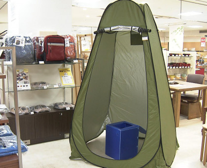 水に浮くリュックサック、着替えに使う１人用テントなど／岡山市内の百貨店で防災用品フェア始まる
