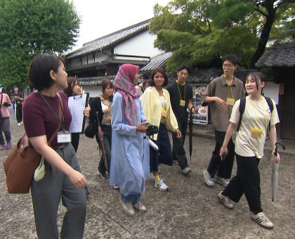 〝外国人観光客〟相手に英語で案内/岡山県内大学生が美観地区で「ガイド体験」