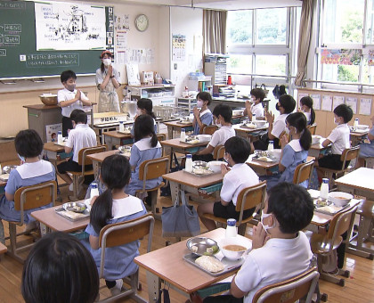 地元の特産食べて学んで/岡山市内の小学校でマスカットの食育授業