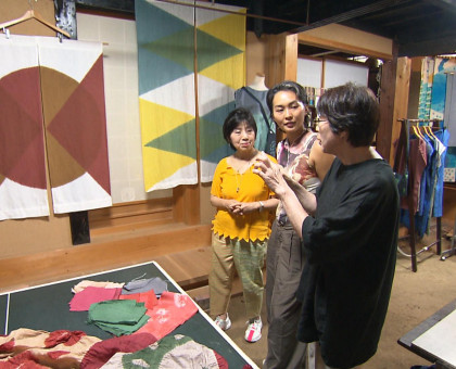 イザベル・シカットさんが真庭市の染織工房視察/来秋開催の「森の芸術祭」出展ア...
