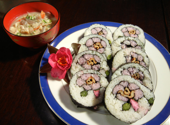 よしこおばあちゃんの椿の花巻きずし