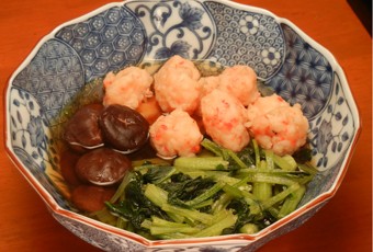 「咲子おばあちゃんの小松菜とエビ団子の煮物」