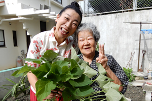 「トヨおばあちゃんのカンダバージューシー（芋の葉と茎の雑炊）」