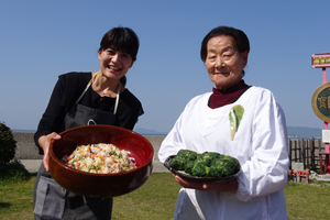 「すみこおばあちゃんのロメインレタス寿司」