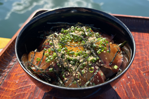 「緑おばあちゃんのひけた鰤の漬け丼」