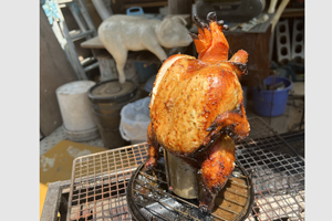 「富男おじいちゃんのビア缶チキン」