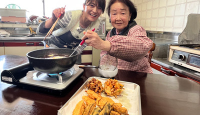 「典子おばあちゃんの海鮮かき揚げ丼」