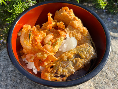 「典子おばあちゃんの海鮮かき揚げ丼」